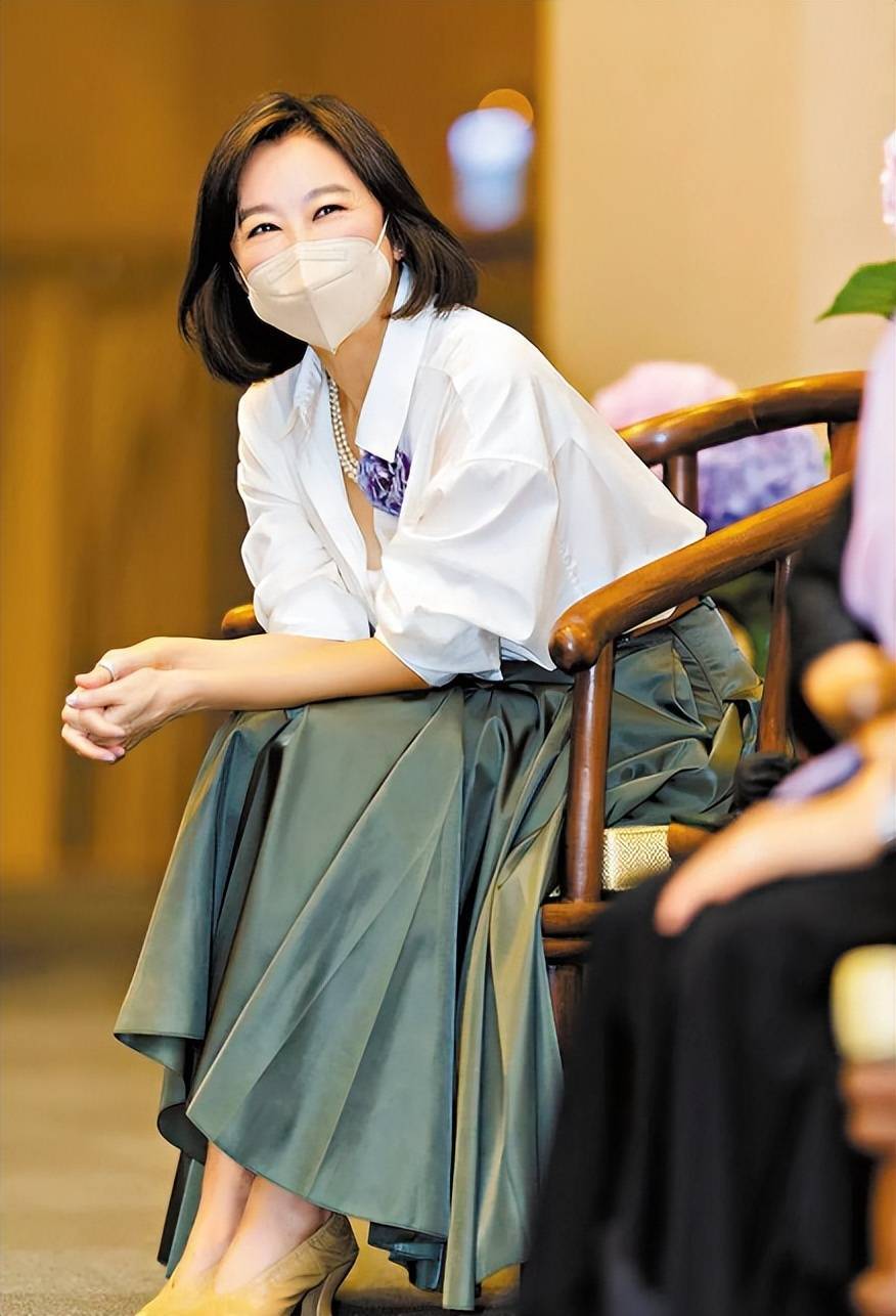 林青霞67岁可爱回怼网友_与林青霞齐名的女明星_林青霞获得香港大学名誉博士学位