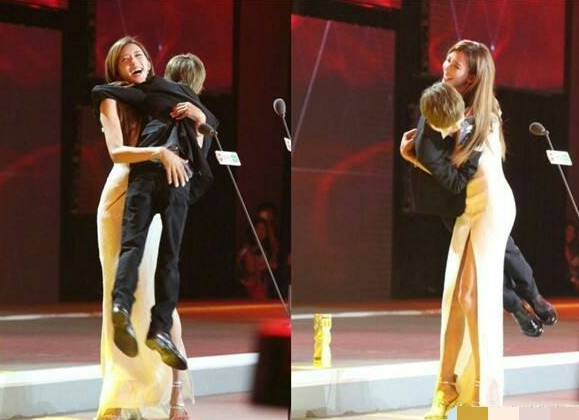 娱乐圈最诡异合影_娱乐圈明星合照分析_贾玲鹿晗对比照